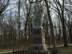 劳动雕像，也被称为“锡夫人”的雕塑家古斯塔夫豪格。