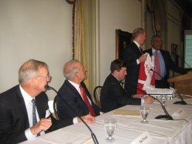 贝尔德首席执行官保罗·珀塞尔(左)与特德·凯尔纳、彼得·费金、比尔·唐恩和约翰·丹尼尔斯一起观看。
