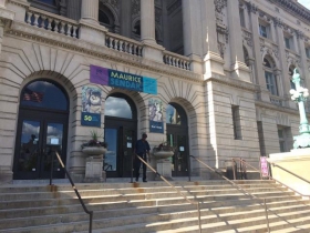 位于威斯康星大道的密尔沃基中央图书馆外目前正在举办莫里斯·桑达克的展览。