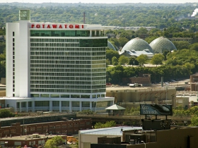 从希尔顿城市中心的顶部可以看到波塔瓦托米酒店和赌场。