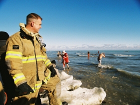 2013年北极熊跳水
