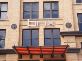 Brix公寓阁楼标志