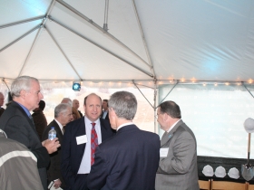 巴雷特市长与参加派对的人聊天。