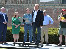 (从左至右)州长候选人安迪·格罗尼克、凯尔达·罗伊斯、迈克·麦凯布、菲尔·安德森、马特·弗林和迈克·克鲁特在2018年大麻大游行上