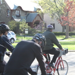 图片画廊:市长巴雷特自行车上班!