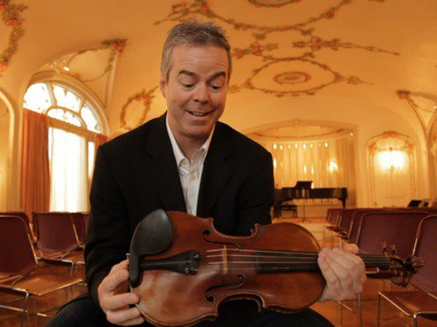 弗兰克·阿尔蒙德担任了25年的首席小提琴手，他将与密尔沃基交响乐团庆祝最后一个音乐季