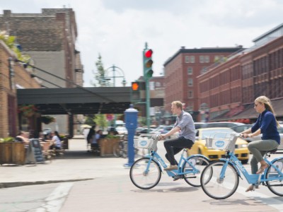 泡泡自行车为与会者和游客提供了一种新的方式来游览城市