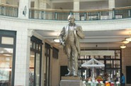 约翰·普朗金顿雕像。卡尔·贝尔摄。
