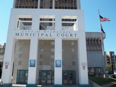 墨菲定律:密尔沃基市法院受到攻击
