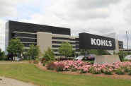2012年，科尔公司(Kohl's Corp.)从威斯康星州经济发展公司(Wisconsin Economic Development Corp.)获得了高达6,250万美元的税收抵免，部分原因是为了建造一个新总部，并将其在威斯康星州的员工人数扩大3,000人。但令人失望的销售数据导致该公司退缩，而是选择在现有总部附近收购和翻新空间。在计划增加的3000个工作岗位中，该公司也只创造了473个。