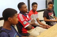 从左起，纪念高中的学生William Lemkuil, Demitrius Kigeya, Odoi Lassey和Robert Bennett说他们在学校面临种族刻板印象。照片由威斯康星州新闻调查中心的约瑟夫·w·杰克逊三世拍摄。