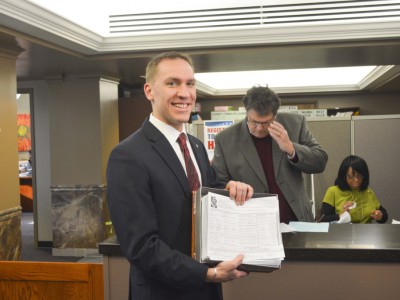 克里斯·拉尔森为密尔沃基县行政长官竞选提交了最多的签名