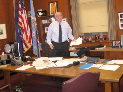 市政厅:巴雷特发布8项预算否决