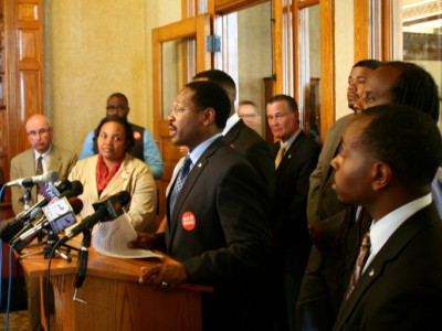 市参议员推出反暴力行动