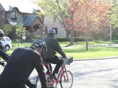 与市长汤姆·巴雷特、议员、威斯康辛自行车联合会和Bublr自行车一起庆祝威斯康辛自行车周