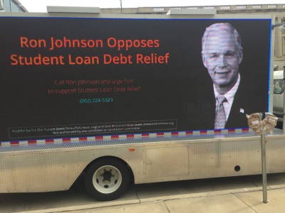 一个威斯康星现在赞助的移动广告牌鼓励人们告诉威斯康星参议员准备好并支持学生贷款债务改革