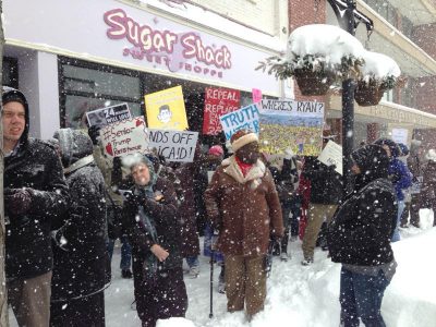 威斯康星州和伊利诺伊州的活动人士冒着暴风雪聚集在众议院议长保罗·瑞安的拉辛办公室，要求他停止无情的医疗保健废除法案