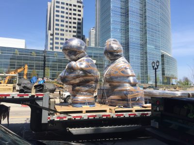 密尔沃基:市中心雕塑项目正在安装