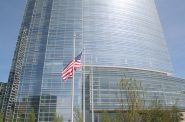 新升起的美国国旗在西北互惠大厦和公共场所。摄影:Jeramey Jannene