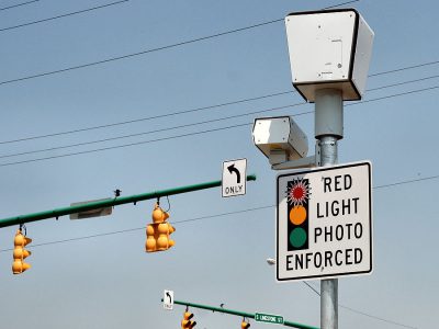 比尔允许在城市设置红灯摄像头