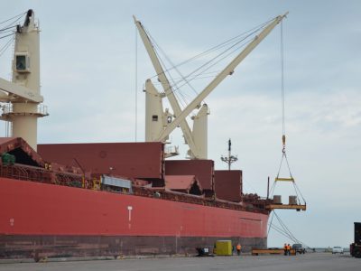 图片画廊:港口卸载5000吨钢铁