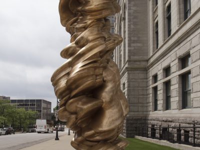 密尔沃基的雕塑作品赢得了市政厅外的一席之地