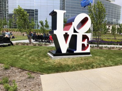 罗伯特·印第安纳的美国爱情雕塑捐赠给密尔沃基艺术博物馆