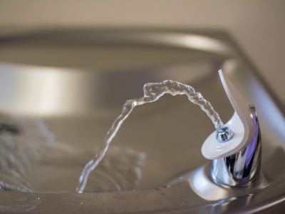 报告敦促对学校饮用水采取行动