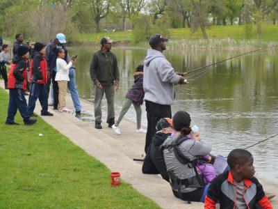 图片画廊:钓鱼和乐趣在华盛顿公园池塘