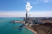环保人士反对We能源公司的一项提议，该提议改变从橡树溪发电厂和榆树路发电厂排放到密歇根湖的水中汞的测量方法，图为2019年4月25日。这些植物位于威斯康星州橡树溪。，都是燃煤发电厂。图片由Coburn Dukehart/威斯康星观察。