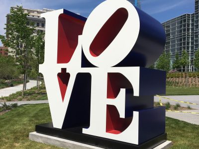 密尔沃基艺术博物馆在特别活动上展示了罗伯特·印第安纳的美国爱情雕塑