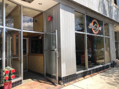 现营业:沙吉餐厅在西威尔斯街开张。