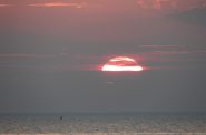 从门县鱼溪的日落海滩公园看，夏天的太阳在绿湾的水域上落下。图片由Brian Plunkett (CC by 2.0) https://creativecommons.org/licenses/by/2.0/