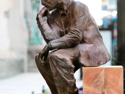 雷德克里夫·贝利的沉思雕塑将被购买，地点在北沃特街770号