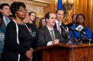 州众议员乔纳森Brostoff (D-Milwaukee)在一次新闻发布会上恢复公立学校资金和逐步淘汰国家教育券计划。照片由众议员Brostoff的办公室。