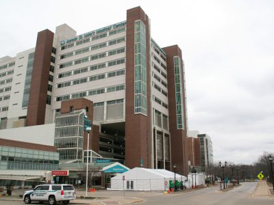 密尔沃基县医院增加容量