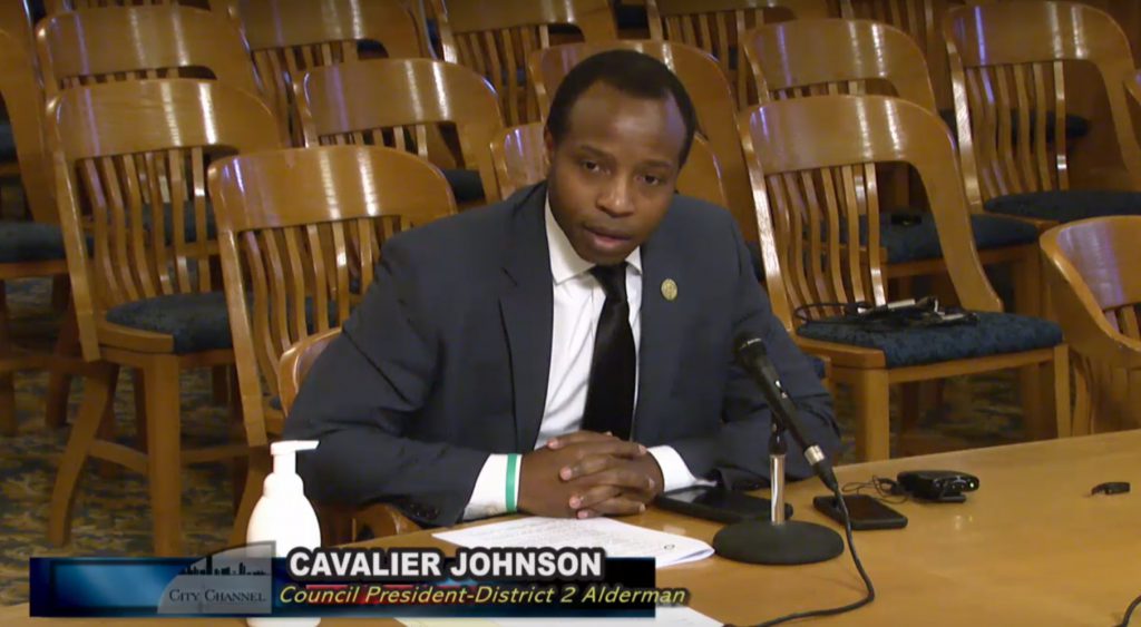 委员会主席约翰逊向他的同事们发表讲话。图片来自密尔沃基城市频道。