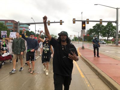 抗议第12天:尽管下雨，游行者仍然出现