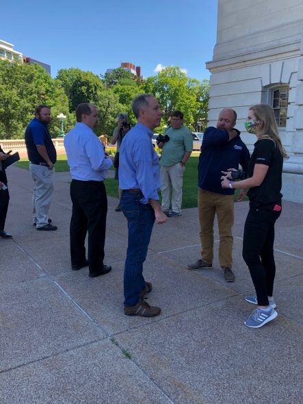 大会共和党领导人罗宾·沃斯，吉姆·斯泰内克和泰勒·奥古斯特巡视国会大厦周围，然后举行新闻发布会。图片:Melanie Conklin/Wisconsin Examiner