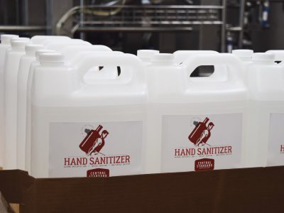 中央标准工艺酿酒厂通过密尔沃基制造商的洗手液生产枢纽，帮助企业从海岸到海岸和当地重新开放