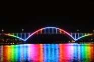 还安大桥的灯光。摄影:Jeramey Jannene