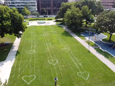 新画的心形鼓励市中心公园保持社交距离