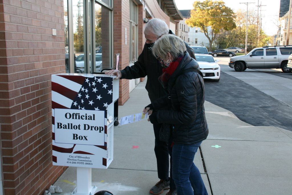 市长汤姆·巴雷特和他的妻子克里斯·巴雷特将选票投进投箱。摄影:Jeramey Jannene