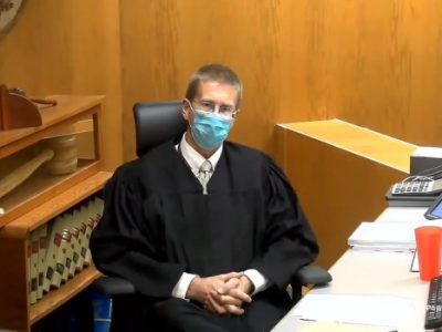 法官问:为什么法院应该终止强制戴口罩
