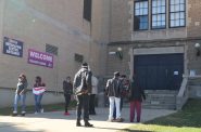 选民们在密尔沃基的华盛顿高中外等待投票。图片来源:Isiah Holmes/Wisconsin Examiner