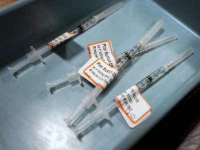 埃弗斯与7名州长一起要求更多疫苗