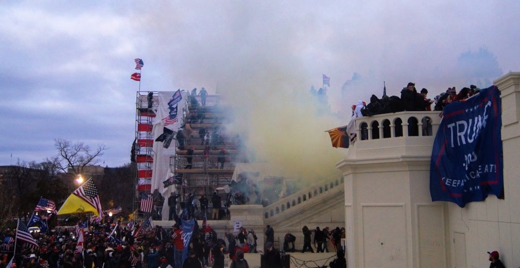 2021年1月6日，美国国会大厦外的催泪瓦斯。图片来自美国Tyler Merbler, CC by 2.0，通过维基共享资源