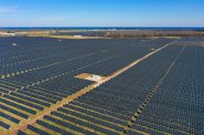 马尼托沃克县的两溪太阳能发电厂于去年11月上线。通过50万块太阳能电池板，太阳能农场可以为3.3万户家庭提供足够的电力。图片由威斯康星州公共服务机构提供。
