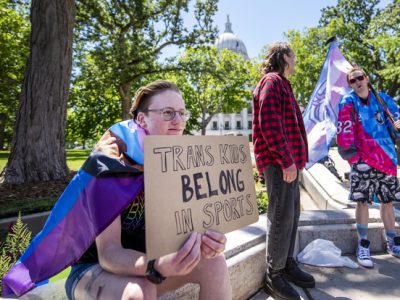 州议会通过跨性别运动员法案