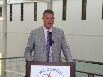 州长埃弗斯任命蒂姆·希伊为威斯康辛东南职业棒球公园区董事会主席
